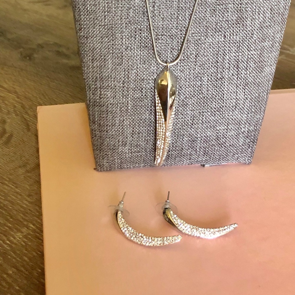 GORRRGEOUS SPARKLING SILVER NECKLACE💘💘💘